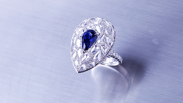 天然水滴形蓝宝石群镶钻石戒指